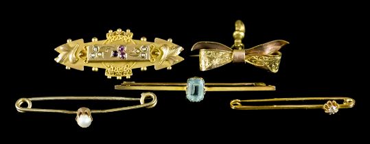Four 9ct Gold Gem Set Bar Brooches and one gilt metal fob watch pin, total gross weight 14.3g