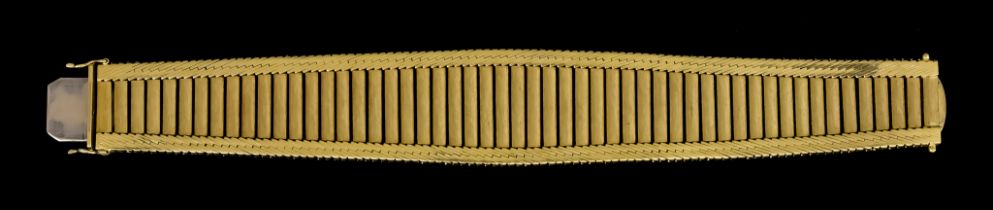 An 18ct Gold Bar Bracelet, Modern, 190mm x 27mm, gross weight 69.9g