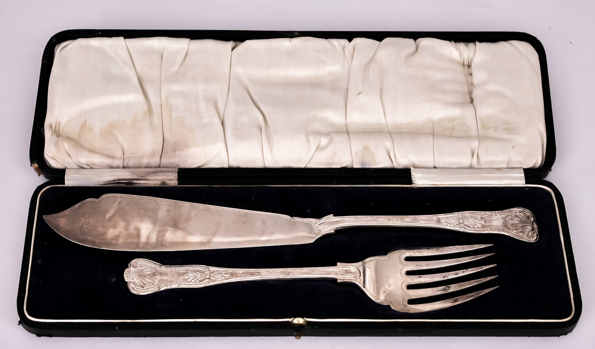 A Pair of George V Silver King's Pattern Fish Servers by Walker & Hall, Sheffield 1920, with plain