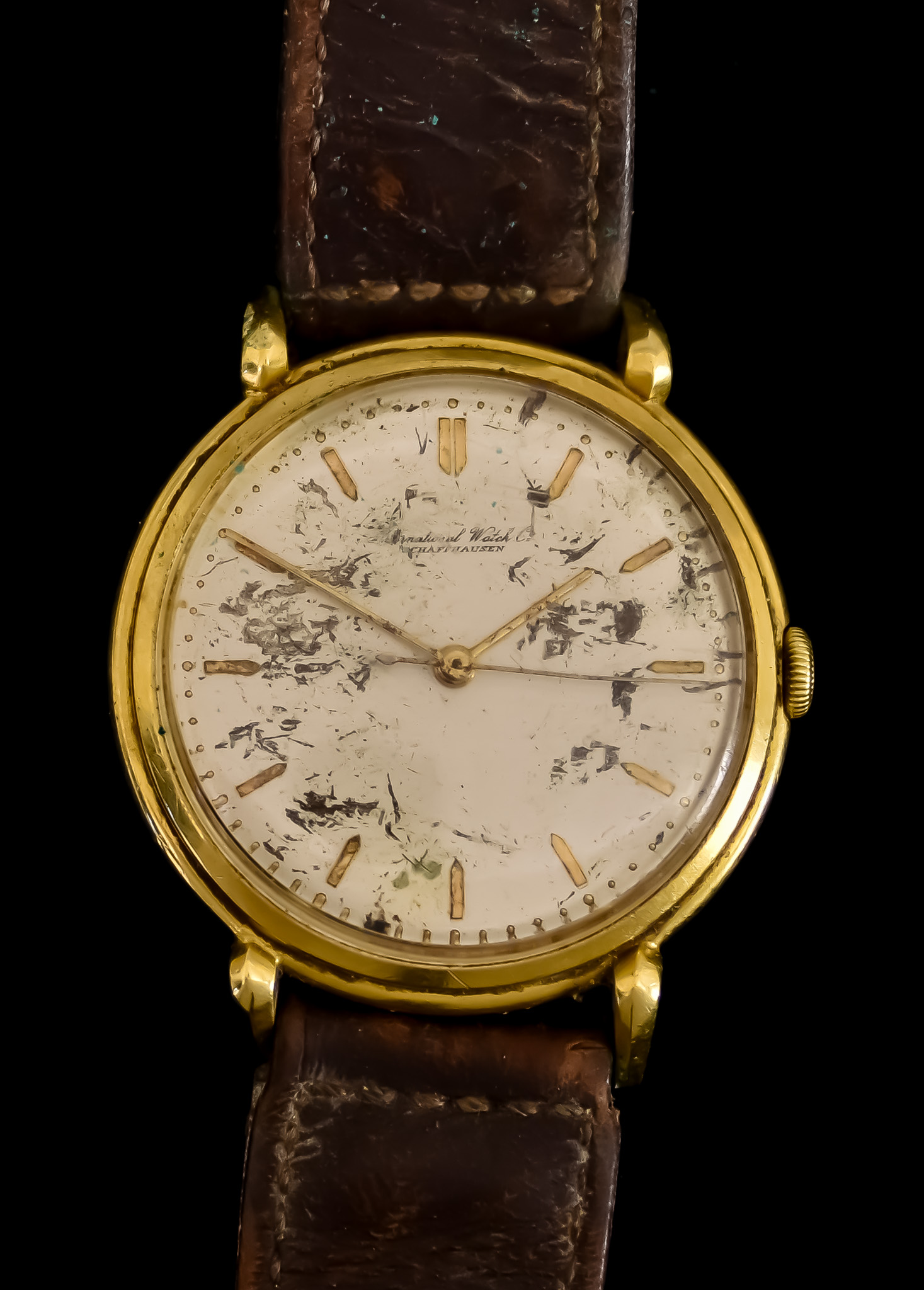A Gentleman's Manual Wind Wristwatch, by I W C, 18ct gold case, 37mm diameter, silvered dial with