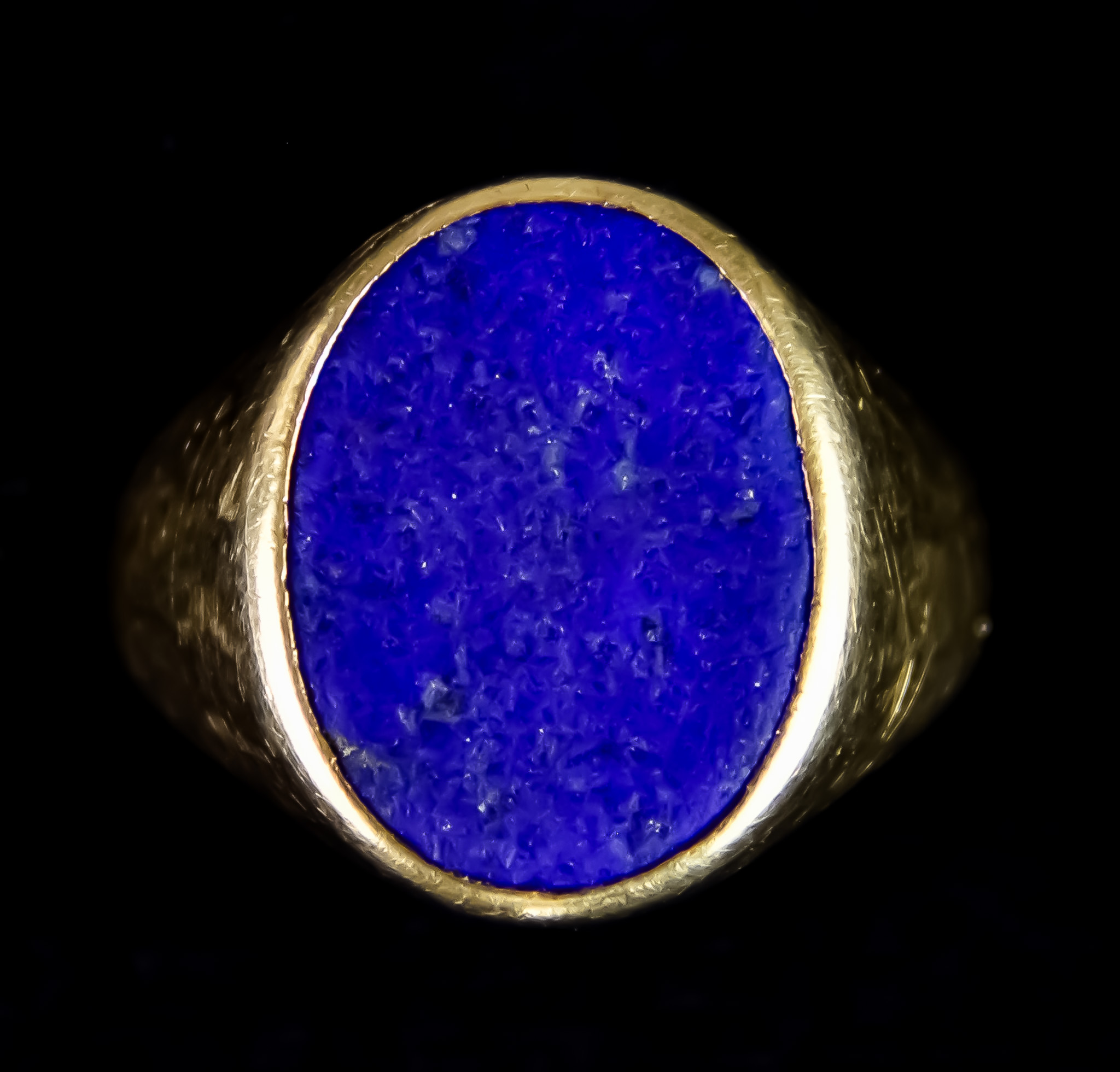 A 14ct Gold Gentleman's Signet Ring, set with a centre Lapis Stone, size V+, gross weight 6.2g The