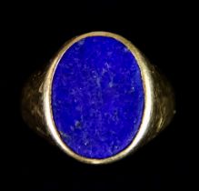 A 14ct Gold Gentleman's Signet Ring, set with a centre Lapis Stone, size V+, gross weight 6.2g The