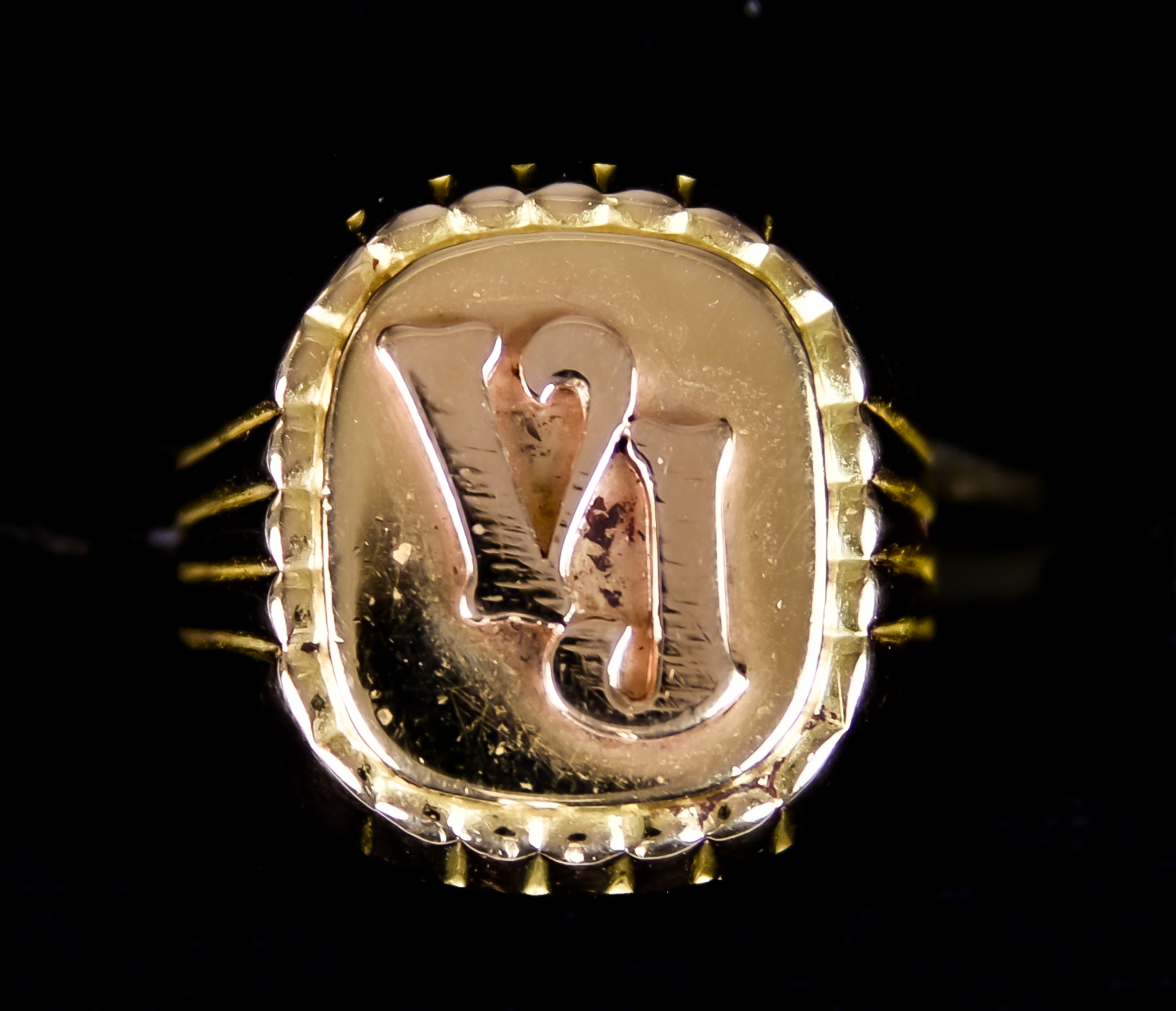 A 9ct Gold Gentleman's Ring, raised letters "V J ", size W The weight is 8g.