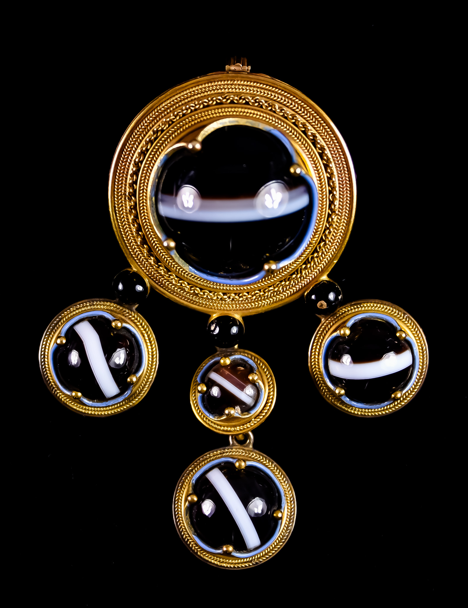 A Victorian Brooch/ Pendant at will, set with cabochon banded agate stone, 52mm x 36mm, gross weight