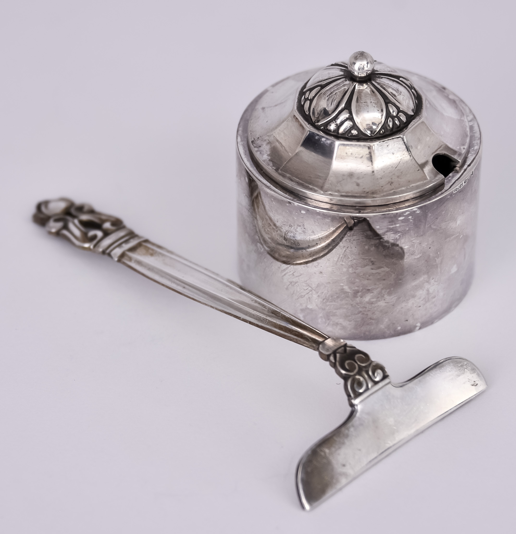 A Danish Silver 'Acorn' Pattern Pusher and a Cylindrical Mustard Pot and Cover, both by Georg
