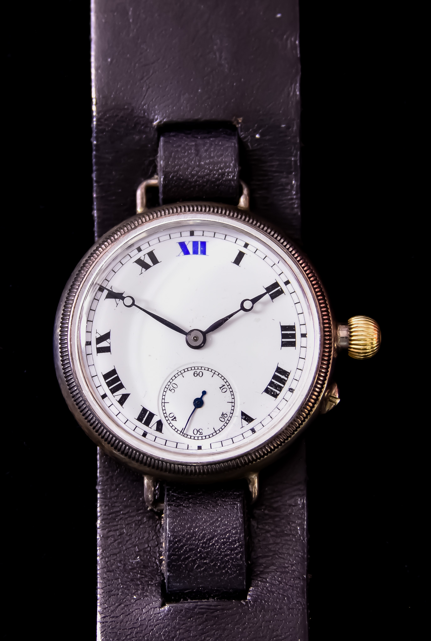 A Gentleman's Manual Wind Unnamed "Trench Watch", 35mm diameter silvery metal case, white enamel