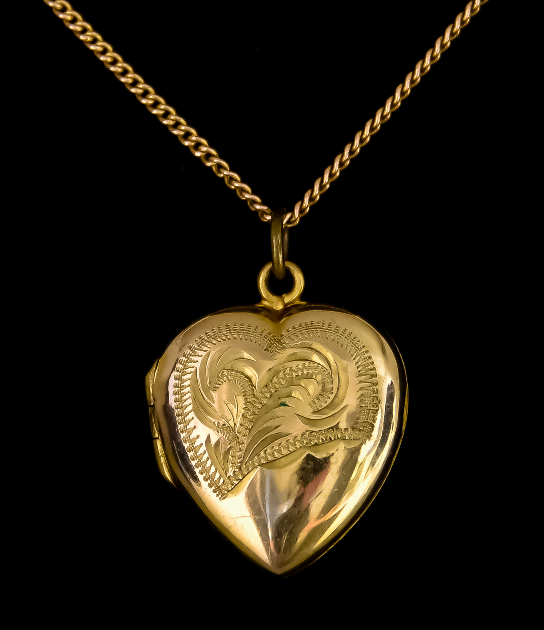 A 9ct Gold Heart Shaped Locket on Fine Gold Chain, 440mm in length, total gross weight 5.6g