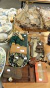 A MIXED LOT OF COLLECTABLES TO INCLUDE; DOMINOES, CHESS, A WESTON EXPOSURE METER, IN CASE, A SMALL