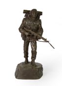 PETER HICKS DETAILED COLD CAST BRONZE FIGURE OF A BRITISH SOLDIER CARRYING A FIREARM, labelled on