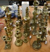 A SELECTION OF BRASS AND BRASS EFFECT LAMPS AND CANDLESTICKS, MOSTLY PAIRS