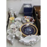 A SELECTION OF CERAMICS AND CHINA TO INCLUDE; ROYAL COMMEMORATIVE MUGS, A SMALL TEA SET FOR SIX