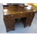 AN EDWARDIAN MAHOGANY KNEEHOLE DESK/DRESSING TABLE, HAVING 7 DRAWERS WITH DROP-RING HANDLES ON