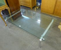 A LARGE OBLONG PLATE GLASS COFFEE TABLE, ON TWO BENT METAL END SUPPORTS, 4'7" X 2'8"