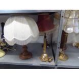 A GILT METAL ART NOUVEAU LAMP AND FOUR OTHER TABLE LAMPS (5)