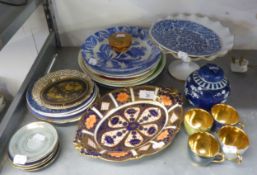 VARIOUS POTTERY TO INCLUDE; A ROYAL CROWN DERBY IMARI PATTERN OVAL DISH, A PEDESTAL CAKE STAND, FOUR