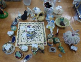 A SELECTION OF SMALL TRINKETS, TO INCLUDE; A SMALL DRESDEN FIGURINE, A BELLEEK SMALL VASE, TRINKET