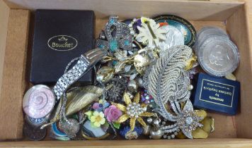 A SELECTION OF STYLISH COSTUME JEWELLERY TO INCLUDE; NECKLACES, ENAMEL BROOCHES, LADIES WATCH, THREE