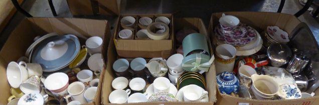 A LARGE SELECTION OF DINNER AND TEA WARES TO INCLUDE; EXAMPLES OF WEDGWOOD, ROYAL WORCESTER,