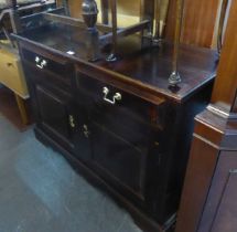 AN OAK SIDEBOARD WITH TWO FRIEZE DRAWERS OVER A CUPBOARD WITH TWO DOORS, 4’ WIDE