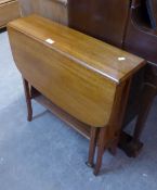 AN EARLY 20TH CENTURY MAHOGANY SUTHERLAND DINING TABLE