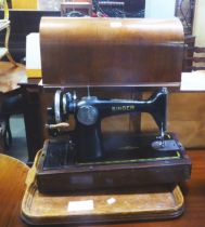 A SINGER SEWING MACHINE IN WALNUT DOMED CASE PLUS AN OAK TRAY (2)