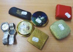 A SELECTION OF COMPACTS, CLOCKS AND WATCHES TO INCLUDE; ROAMER GENTS WATCH, LOUIS SANTINI LADY'S