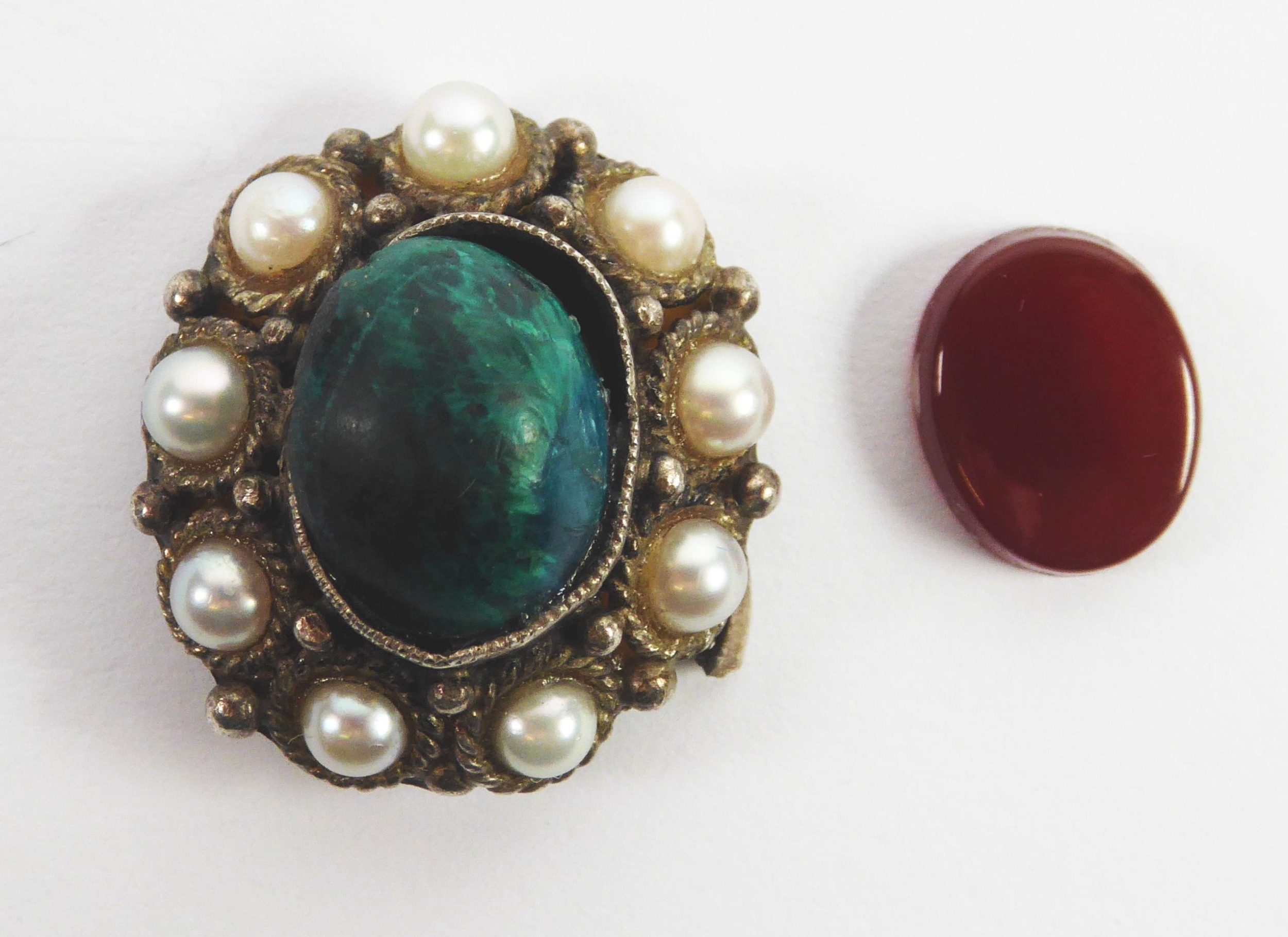 VICTORIAN PENDANT, set with a cabochon oval malachite and surround of nine small pearls, 3/4in (2cm)