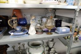 TWENTY TWO GOLD RELATED CERAMIC ITEMS, COMPRISING VARIOUS FIGURES, MUGS AND WEDGWOOD JASPERWARE