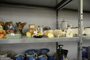 A SELECTION OF CERAMIC COLLECTABLES TO INCLUDE; VASES, JUGS, HORNSEA WARES, WOODS IVORY WARE,