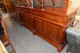 A GOOD QUALITY LARGE MAHOGANY SIDEBOARD, HAVING FOUR DRAWERS OVER FOUR CUPBOARDS, 200cm long x
