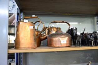 A VICTORIAN COPPER KETTLE AND SIX OTHER ITEMS OF METAL WARE (7)