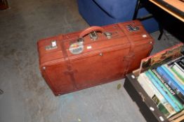 A GOOD QUALITY VINTAGE TAN LEATHER SUITCASE WITH TWO KEYS