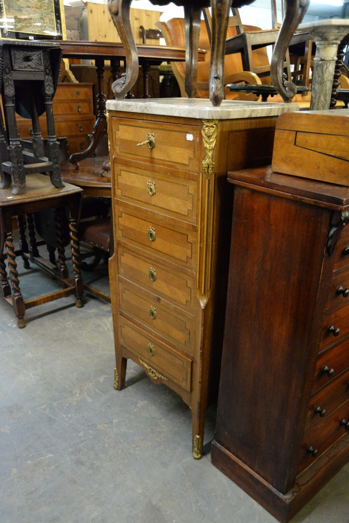 A TWENTIETH CENTURY FRENCH SIX DRAWER MARBLE TOP CHEST, TOGETHER WITH AN INSET MARBLE TOPPED