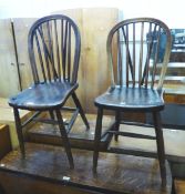 A PAIR OF WINDSOR HOOP-BACK COUNTRY KITCHEN CHAIRS (2)