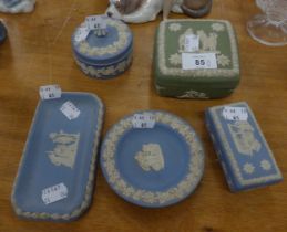 FIVE PIECES OF WEDGWOOD JASPERWARE TO INCLUDE; TRINKET DISHES AND BOXES