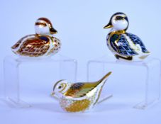 ROYAL CROWN DERBY: THREE PAPERWEIGHTS modelled as ducklings in red and blue colourways and a