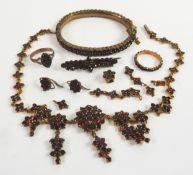 VICTORIAN SUITE OF GOLD PLATED AND GARNET SET JEWELLERY, viz a necklace of graduated floret links,