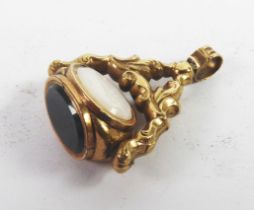 19th CENTURY SMALL GOLD THREE-SIDED REVOLVING FOB SEAL set with oval blood stone, white onyx and