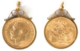 GEORGE V 1915 GOLD FULL SOVEREIGN (EF) in 9ct gold plain, loose frame as a pendant, 10gms gross