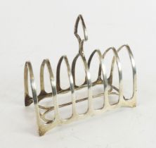EDWARD VII SILVER SIX DIVISION TOAST RACK BY WILLIAM HUTTON & SONS, with arched divisions and