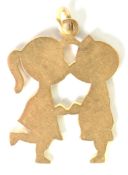 18ct GOLD SILHOUETTE PENDANT, cartoon characters - boy and girl kissing, London 1975, 1 1/4in (3.