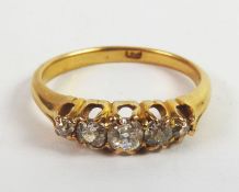 15ct GOLD RING, with a lozenge shaped setting of five diamonds graduating from the centre, ring size