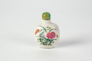 CHINESE SNUFF BOTTLE: twentieth century Qing or later Chinese porcelain snuff bottle decorated