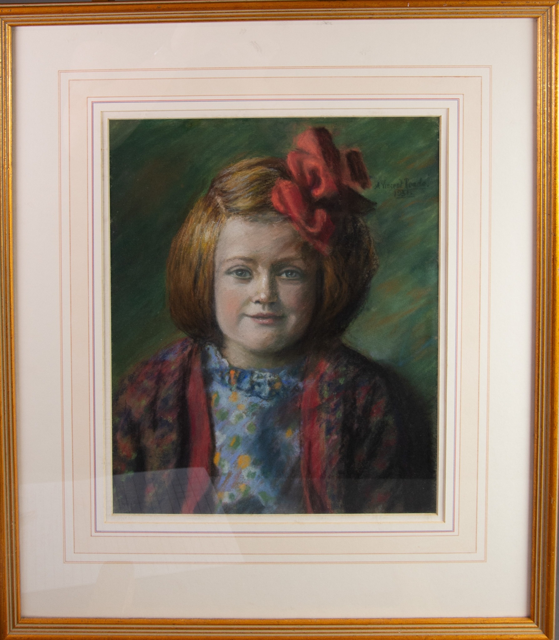 ALBERT VINCENT READE (1864-1940) PASTEL Bust length portrait of a young girl with a red bow in her - Image 2 of 3