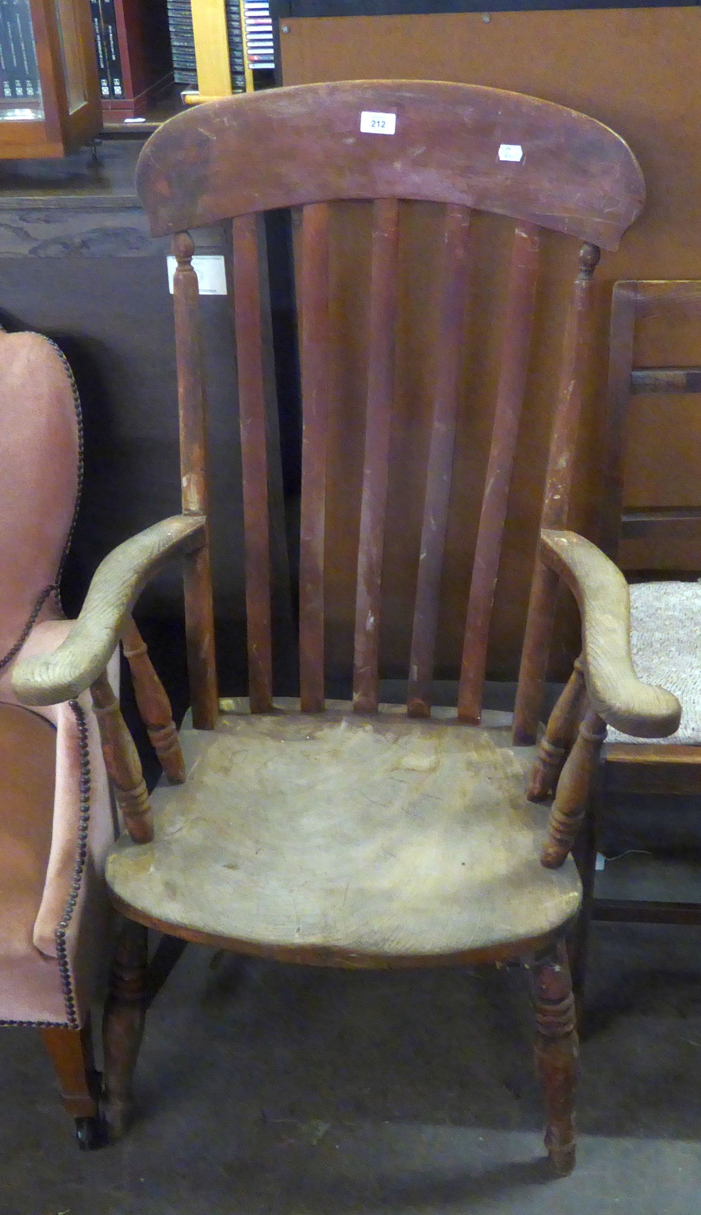 AN OAK 'WINDSOR' GRANDFATHER OPEN ARMCHAIR, RAISED ON TURNED SUPPORTS WITH 'H' CROSS STRETCHER