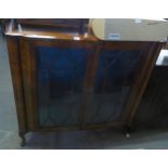 1930’S ART DECO FIGURED WALNUT DISPLAY CABINET, ENCLOSED BY TWO GLAZED DOORS, WITH PLATE GLASS