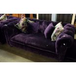 A STYLISH FULLY UPHOLSTERED PURPLE VELVET COVERED TWO SEATER CHESTERFIELD SETTEE, RAISED ON TURNED