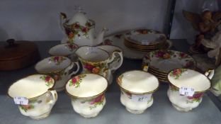 A ROYAL ALBERT 'OLD COUNTRY ROSES' TEA SERVICE FOR SIX PERSONS, 22 PIECES