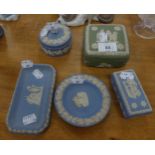 FIVE PIECES OF WEDGWOOD JASPERWARE TO INCLUDE; TRINKET DISHES AND BOXES