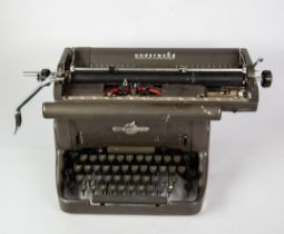 UNDERWOOD MANUAL TYPEWRITER with 14in carriage, grey metal cased